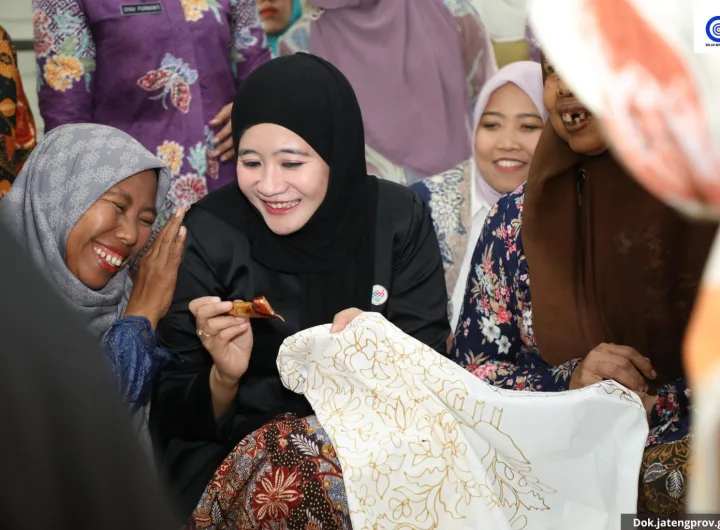 nawal yasin membatik sambil berselawat