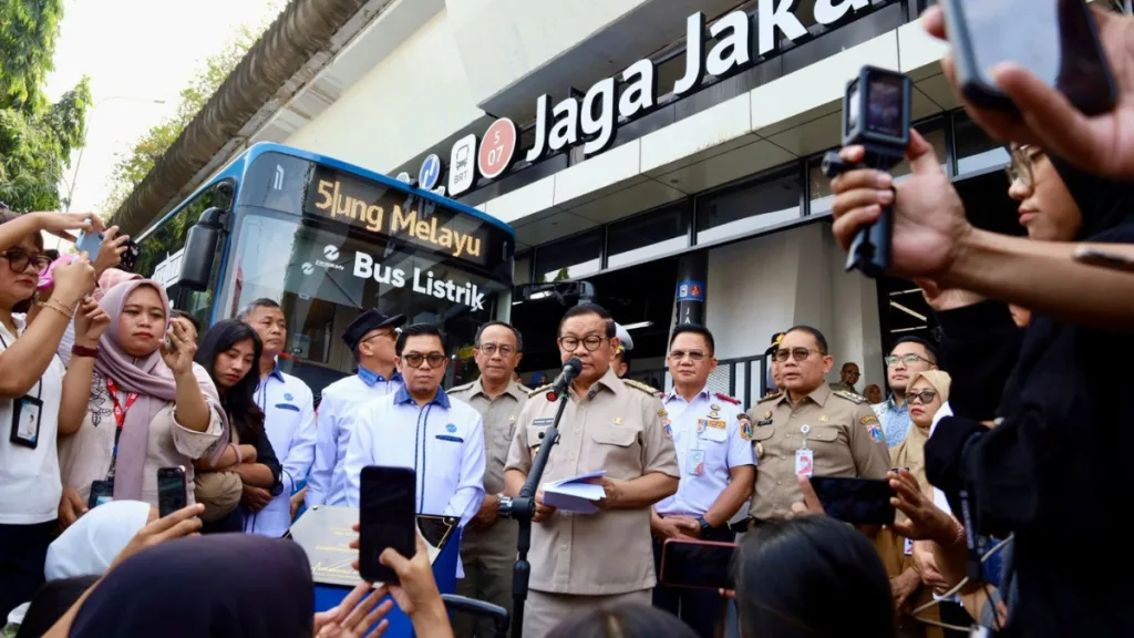 pramono anung resmikan halte