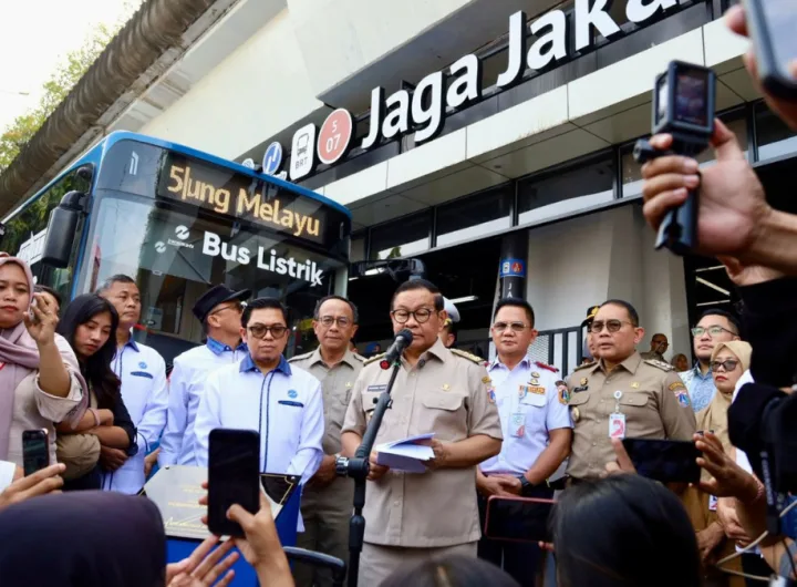 pramono anung resmikan halte