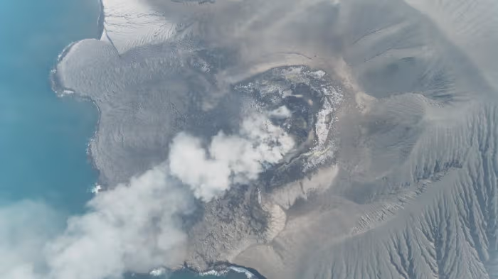 Gunung Anak Krakatau erupsi